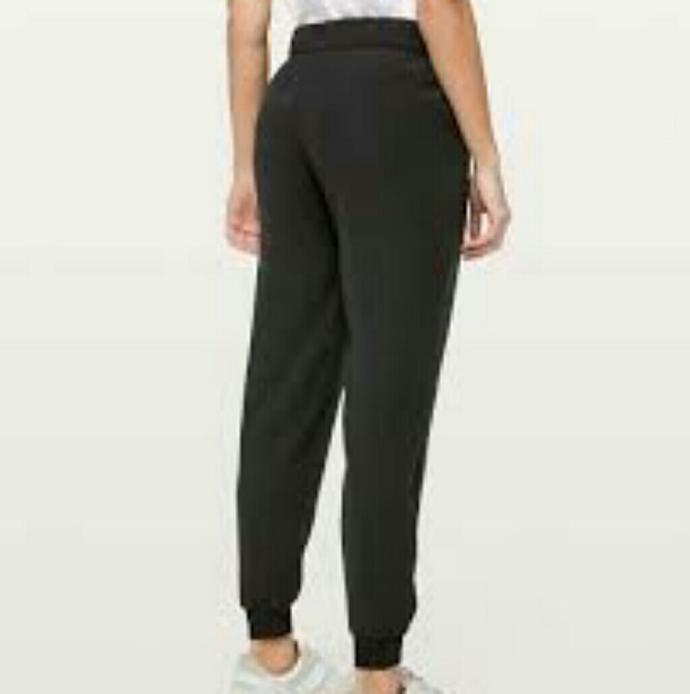 Lululemon On The Fly Jogger Size 2 Black